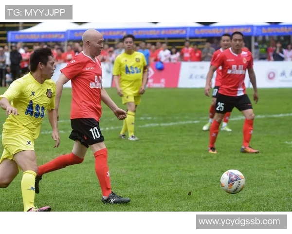 花式触球技艺超群的足球明星们展现精彩绝伦的球场魅力与风采