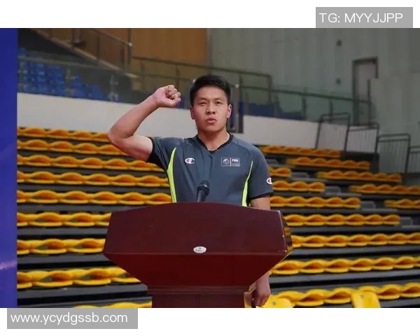 越南足球明星举牌引发热议展现体育精神与文化交流