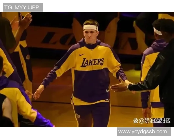 篮球明星勇敢告白心仪明星展现真挚情感与甜蜜瞬间